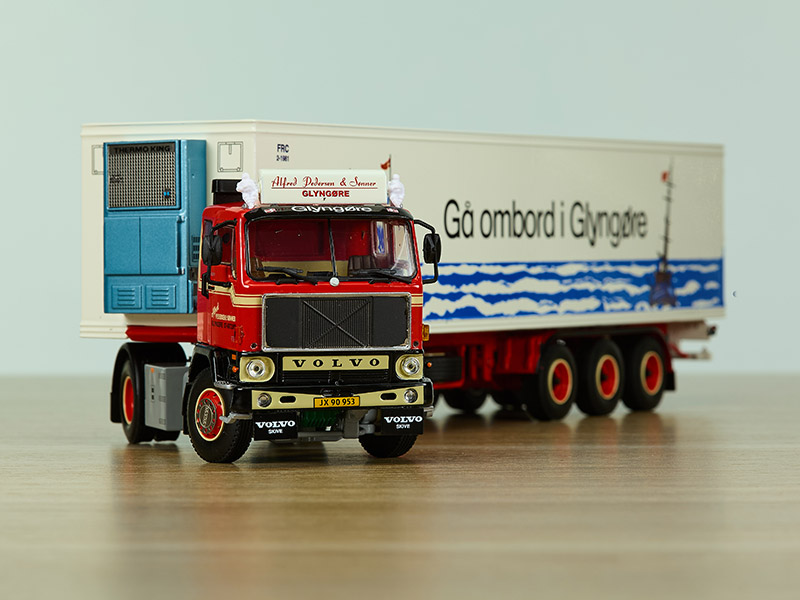 01-4165-volvo-f89-4x2-classic-reefer-trailer-3-axle-1
