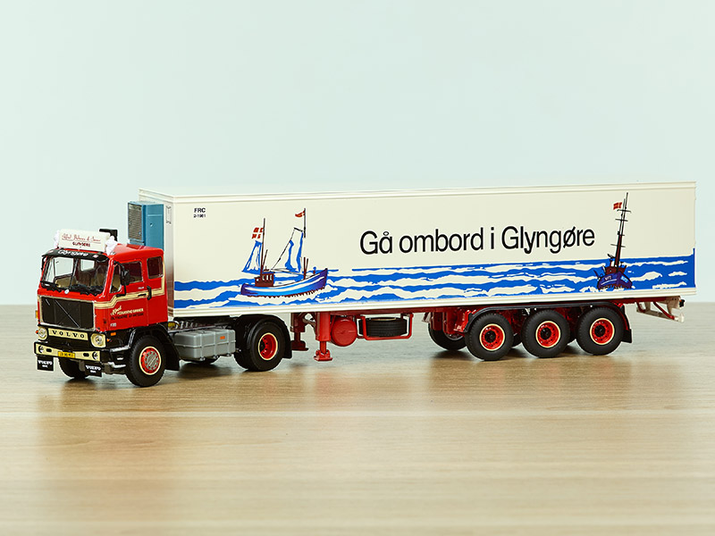 01-4165-volvo-f89-4x2-classic-reefer-trailer-3-axle-2