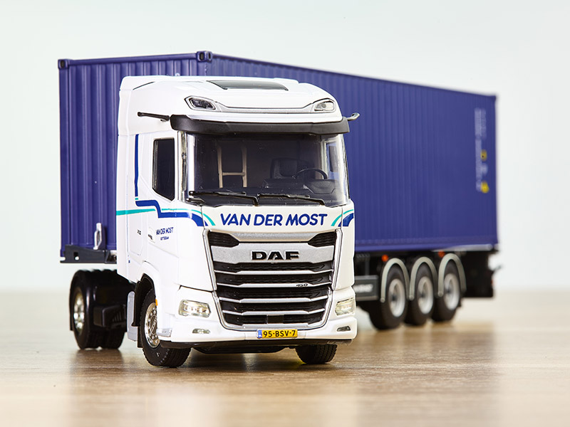 01-3731-daf-xg-4x2-container-trailer-3-axle-40-ft-container-1