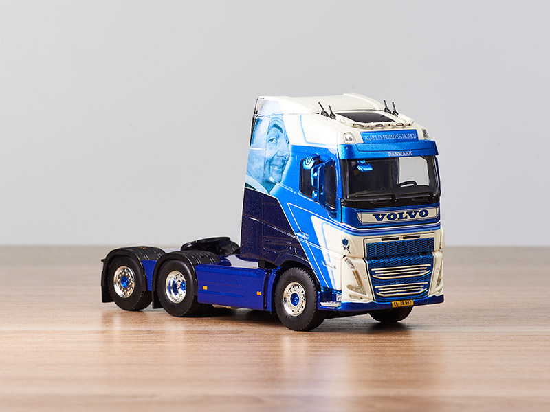 01-3724-volvo-fh5-globetrotter-6x2-tag-axle-1