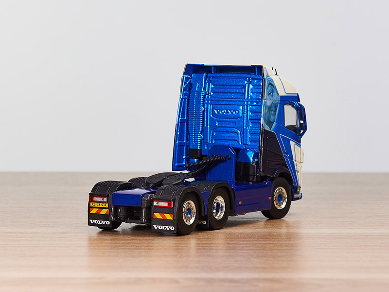 01-3724-volvo-fh5-globetrotter-6x2-tag-axle-2