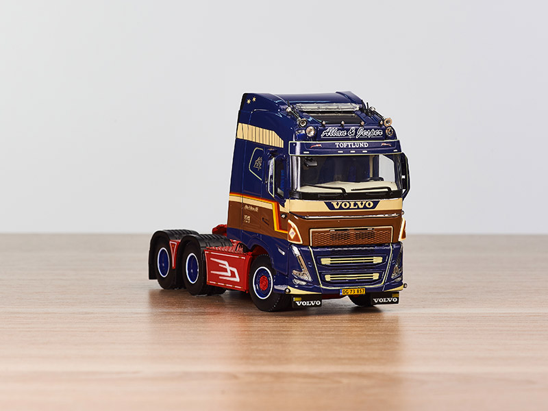 01-4053-volvo-fh5-globetrotter-6x2-tag-axle-2-1