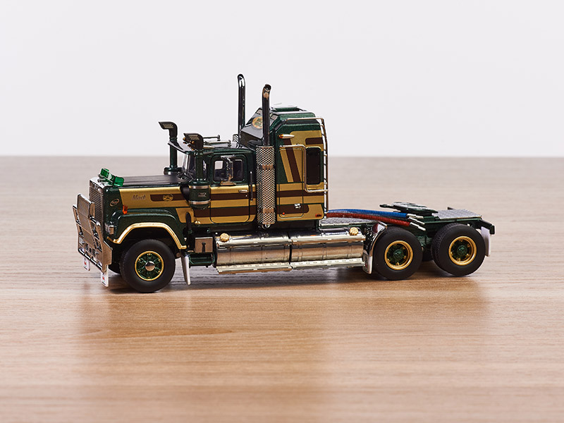 Z88005-mack-bicentennial-super-liner-william-hovell-2