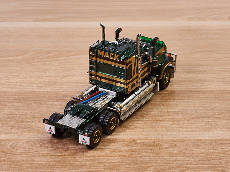 Z88005-mack-bicentennial-super-liner-william-hovell-4