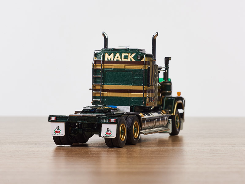 Z88005-mack-bicentennial-super-liner-william-hovell-5