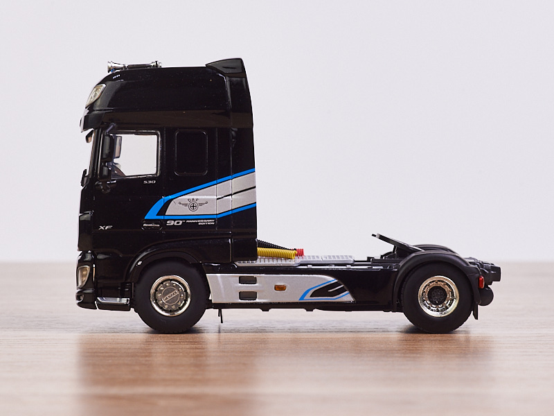 04-2061-DAF-XF-SUPER-SPACE-CAB-MY2017-4X2--3